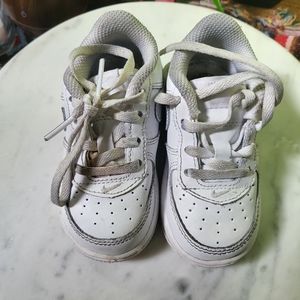 Toddlers size 6 white airforce 1